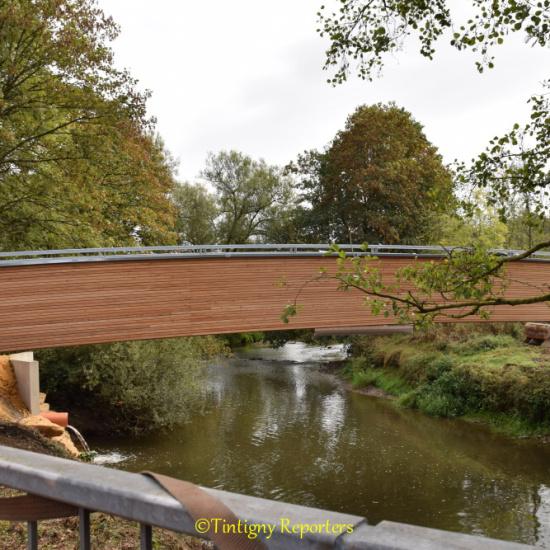 Pose d'une passerelle à Ansart Pose d'une passerelle à Ansart